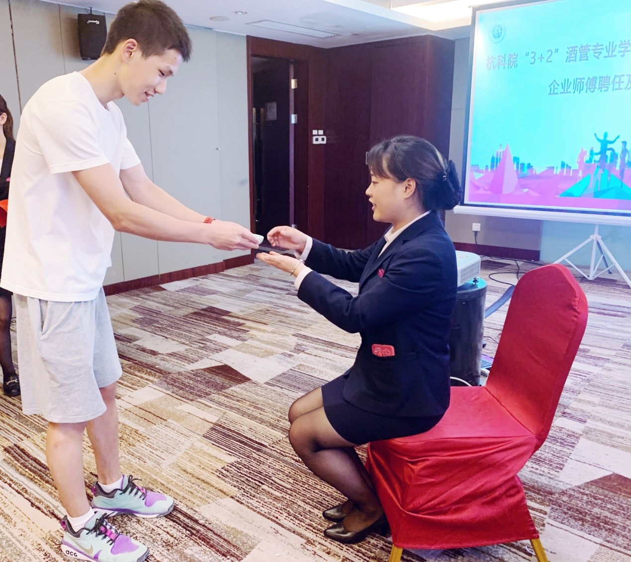 ����AG����|AG���˹�����